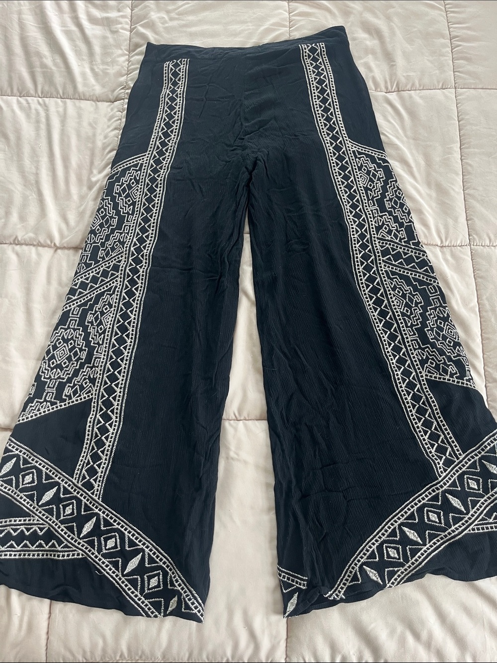 Monoreno Black Wide-Leg Pants with White Geometric Embroidery